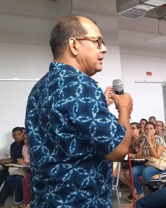 Alvaro Sánchez G., psicólogo y ponente del seminario, hablando con un micrófono